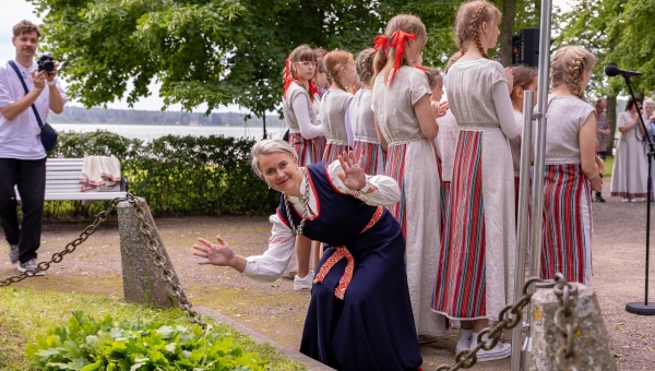 Laulu- ja tantsupeo juhid saavad taas kaela võrumaised tammepärjad